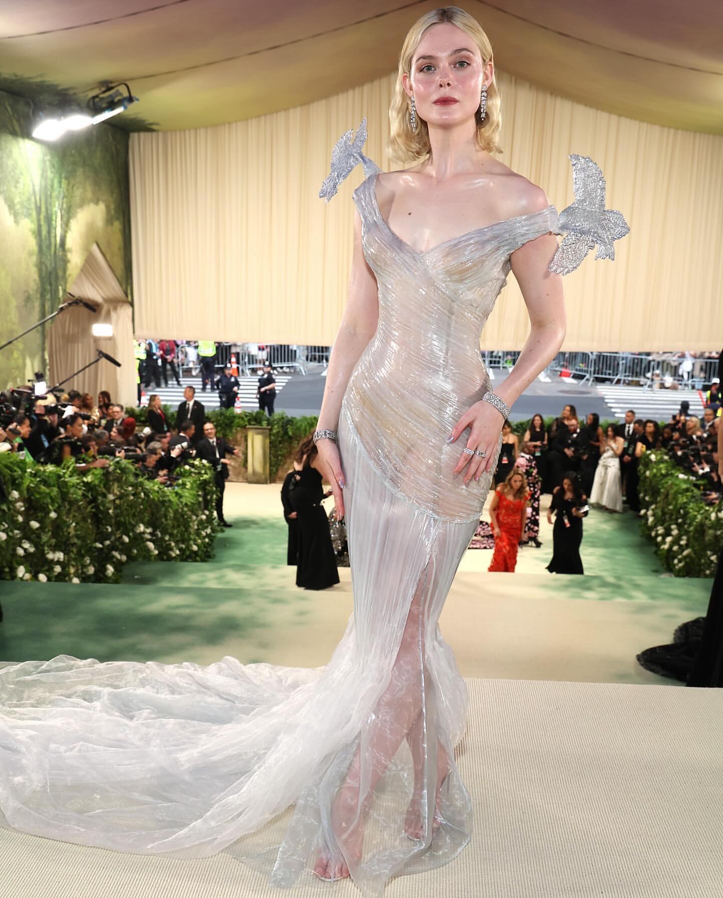 Elle fanning met gala  top met gala hairstyles